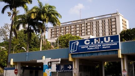 L'entrée du CHU de&nbsp;Pointe-à-Pitre (Guadeloupe), le 3 septembre 2021. (CARLA BERNHARDT / AFP)