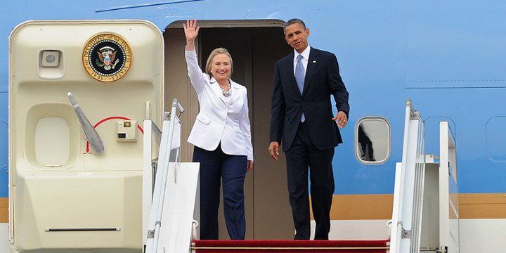 Le président Obama (à droite) et la secrétaire d'Etat Hillary Clinton à leur arrivée en Birmanie le 12 novembre 2012.  (AFP PHOTO / Soe Than WIN)