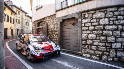 Sébastien Ogier et son copilote Julien Ingrassia en action lors d'une spéciale du rallye de Monza, le 20 novembre 2021. (NIKOS KATIKIS / NIKOS KATIKIS)