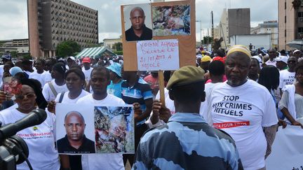 Marche de protestation contre les crimes rituels, le 11 mai 2013 à Libreville. Le gouvernement avait annoncé que des mesures seraient prises pour combattre ce phénomène. (CELIA LEBUR / AFP)