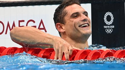 Florent Manaudou tout sourire après sa 2e place sur le 50 mètres nage libre, dimanche 1er août à Tokyo.&nbsp; (ATTILA KISBENEDEK / AFP)