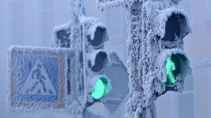 Feux de circulation recouverts de neige &agrave; Yakutsk (Russie) o&ugrave; les temp&eacute;ratures les plus froides de l'h&eacute;misph&egrave;re nord sont enregistr&eacute;s, le 17 janvier 2013. (MAXIM SHEMETOV / REUTERS)