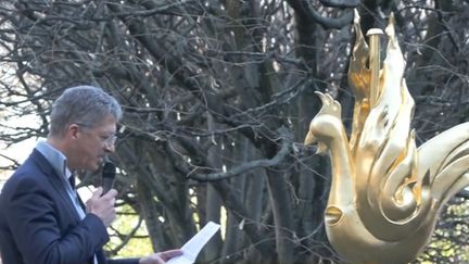 Philippe Jost, le responsable de la reconstruction de Notre-Dame, s'exprimant devant le nouveau coq doré de Notre-Dame avant son installation, le 15 décembre 2023, à Paris. (FRANCEINFO - CAPTURE D'ECRAN)