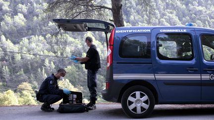 Les enqu&ecirc;teurs recherchent des indices apr&egrave;s la mort d'un gendarme, tu&eacute; par le conducteur d'une voiture vol&eacute;e, le 18 octobre 2012 &agrave; La Grave-de-Peille (Alpes-Maritimes).&nbsp; (FRANCK FERNANDES / MAXPPP)