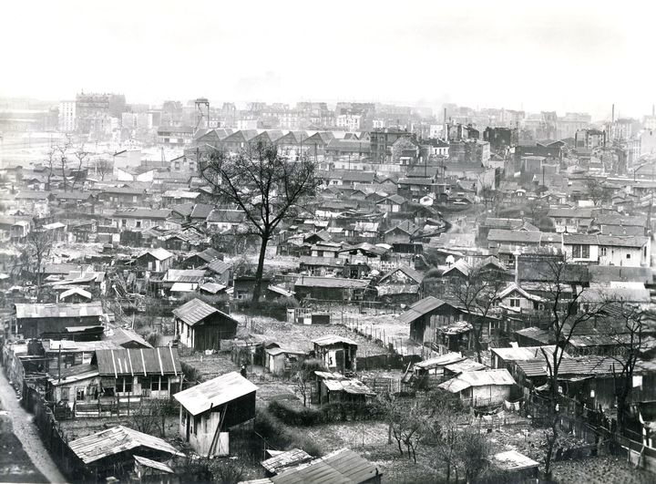 Photographe anonyme, "Vue sur la Zone vers la Porte de Clignancourt. Au loin la ville de Saint-Ouen", France, vers 1940. (Avec l’aimable autorisation de la galerie Lumière des Roses)