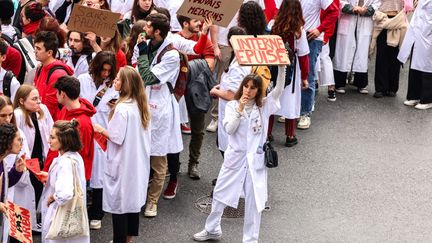 Une manifestation d'étudiants en médecine contre le projet de réforme de financement de la sécurité sociale, à Toulouse (Haute-Garonne), le 9 novembre 2022. (CHARLY TRIBALLEAU / AFP)