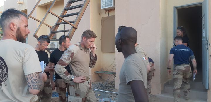 Le capitaine Florent (au centre), qui commande le camp de Tessalit dans le nord du Mali. (FRANCK COGNARD / RADIO FRANCE)