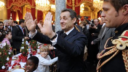 Nicolas Sarkozy salue les enfants r&eacute;unis &agrave; l'Elys&eacute;e, le 14 d&eacute;cembre 2011.&nbsp;Auparavant, 920 enfants ont assist&eacute; &agrave; un spectacle au th&eacute;&acirc;tre Mogador, &agrave; Paris. La cour des comptes &eacute;voquera un &eacute;v&eacute;nement qui "a co&ucirc;t&eacute; pr&egrave;s de 335 000 euros". (ERIC FEFERBERG / POOL / AFP)