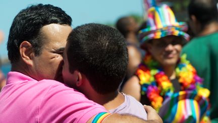 Deux hommes&nbsp;s'embrassent lors de la Gay Pride&nbsp;&agrave; Rio de Janeiro (Br&eacute;sil), le 18 novembre 2012. (CHRISTOPHE SIMON / AFP)