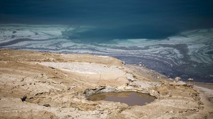 En rétrécissant, la mer Morte laisse à découvert des rivages instables dans lesquels s'ouvrent des dolines, autrement dit des crevasses ou dépressions circulaires qui, pour certaines, atteignent des dizaines de mètres de diamètre et de profondeur. En se réunissant, elles forment des méga-dolines, soit plus d'1 km de diamètre et plus de 100 m de profondeur! Les spécialistes expliquent cet effet d'effondrement par le contact entre les eaux douces (précipitations, nappes phréatiques ...) et les croûtes de sel, vestiges de la mer Morte, qui finissent par se dissoudre. A l'origine de cette catastrophe écologique, le tarissement du Jourdain qui se jette dans le lac salé et qui auparavant l'alimentait. Sur son parcours, barrages, systèmes d'irrigation, canalisations destinés à une population toujours plus nombreuse dans une région où l'eau douce manque, ont largement pompé les réserves et contribué au déclin du site. (Amir COHEN / REUTERS)