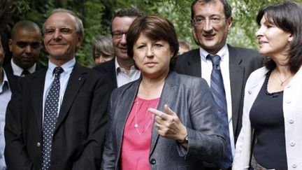 Face aux rumeurs, "ma protection, elle est là", a assuré Mme Aubry en désignant son équipe, "elle m'apporte ma force". (AFP - Thomas Coex)