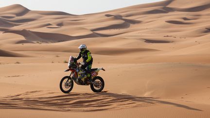 Le motard espagnol Carles Falcon lors de la deuxième étape du Dakar, entre Al-Henakiyah et Al-Duwadimi, le 7 janvier 2024. (AFP)