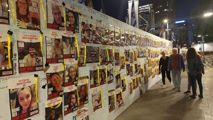 There "hostages square" in Tel Aviv, with the names and faces of the hostages displayed.  (CAMILLE MAGNARD / RADIO FRANCE)