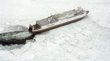 Un des bateaux pris dans la glace de la mer Baltique, le 4 mars 2010. (AFP/HO/Swedish Coast Guard/STRINGER)