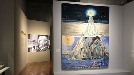 Vue de l'exposition "Tolkien, voyage en Terre du Milieu" de la Bnf.&nbsp; (Manon Botticelli - Franceinfo Culture / Bnf)