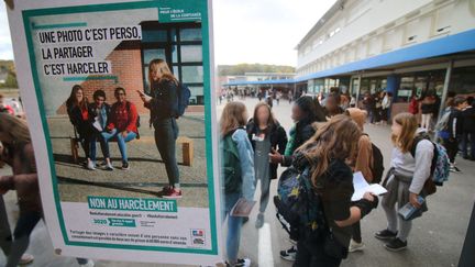 Campagne contre le cyberharcelement dans un collège de l'Oise.&nbsp; (JULIEN BARBARE / MAXPPP)