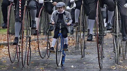 Course de passionn&eacute;s de grand-bi, cette bicyclette populaire vers 1870, &agrave; Prague (R&eacute;publique Tch&egrave;que), le 2 novembre 2013. (MAXPPP)