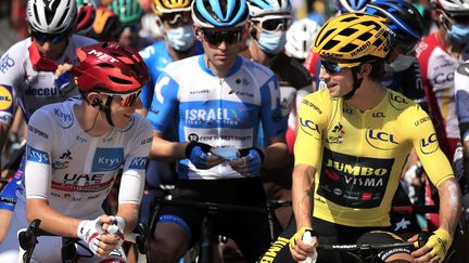 Les deux coureurs slovènes Tadej Pogacar (à gauche) et Primoz Roglic (à droite) avant le départ de la 16e étape du Tour de France entre La Tour-du-Pin et Villard-de-Lans. (CHRISTOPHE PETIT TESSON / EPA)