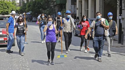 Des bénévoles libanais parés pour nettoyer et examiner les décombres à Beyrouth le 11 août 2020, une semaine après la double explosion. (JOSEPH EID / AFP)