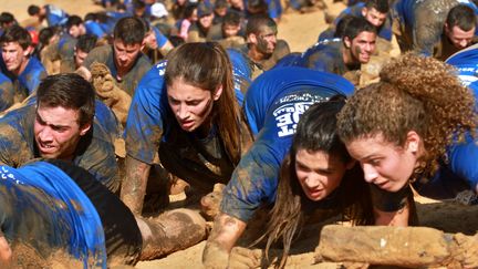 Des jeunes israéliens pendant un exercice durant leur service militaire&nbsp; (GIL COHEN-MAGEN / AFP)