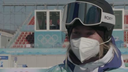 Tess&nbsp;Ledeux après sa médaille d'argent en big air aux Jeux olympiques d'hiver de&nbsp;Pékin, le 8 février (FRANCE 2 / FRANCETV INFO)