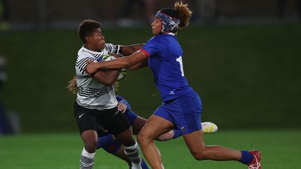 La Française&nbsp;Maelle Filopon à la lutte avec la Fidjienne Lavena Cavuru, le 21 octobre 2022, à l'occasion du troisième match de la phase de poules de la Coupe du monde de rugby. (MARTY MELVILLE / AFP)