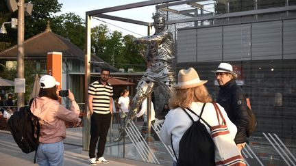 La statue de Rafael Nadal, à l'entrée principale du stade, devenue l'un des passages obligés pour les spectateurs à Roland-Garros. (HORTENSE LEBLANC / FRANCEINFO: SPORT)