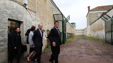 Le Premier ministre, Manuel Valls, et le ministre de la Justice, Jean-Jacques Urvoas, visitent une prison à Caen (Calvados), le 13 juin 2016. (CHARLY TRIBALLEAU / AFP)