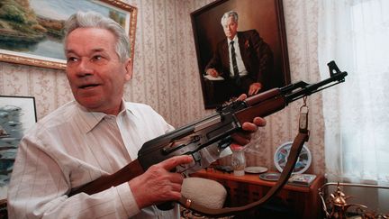 Mikhaïl Kalachnikov, l'inventeur du célèbre fusil, chez lui, en mars 1997.&nbsp; (NERDUN/H.H.A./ SIPA)