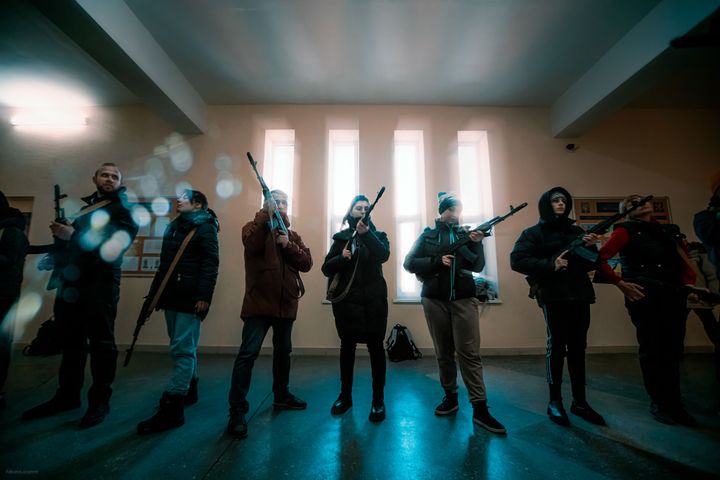 A citizen militia is trained in the handling of weapons, in Odessa (Ukraine), March 9, 2022. (FABIEN LASSERRE / FRANCE TELEVISIONS)