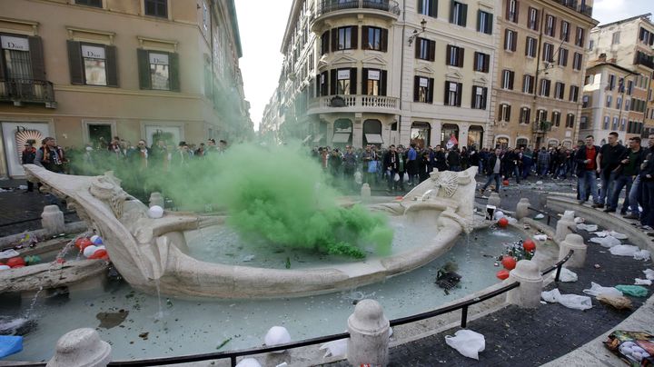 Des supporters de Feyenoord ont jet&eacute; des fumig&egrave;nes et des bouteilles de bi&egrave;re sur la fontaine de la Barcaccia &agrave; Rome (Italie), jeudi 19 f&eacute;vrier 2015. (GREGORIO BORGIA / AP / SIPA)