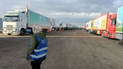 Des camions d'aide humanitaire alignés au passage de Rafah (Egypte), le 17 octobre 2023. (STRINGER / ANADOLU / AFP)