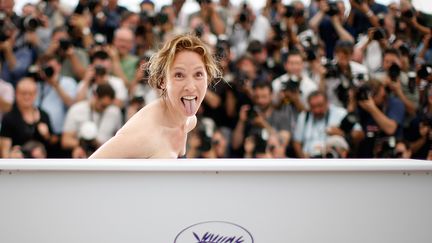 L'actrice et r&eacute;alisatrice fran&ccedil;aise Emmanuelle Bercot&nbsp;se l&acirc;che au photocall, le 13 mai 2015. (VALERY HACHE / AFP)