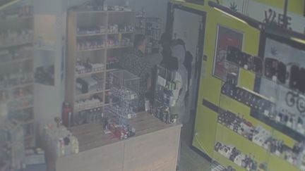 Image de vidéosurveillance de la boutique&nbsp;de Charleroi (Belgique), que des malfaiteurs ont tenté de braquer le 20 octobre. (FRANCE 3)