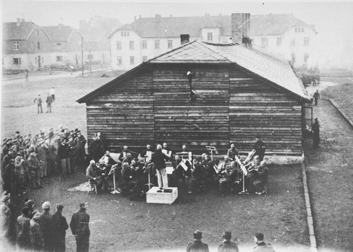 L'orchestre des détenus au camp d'Auschwitz en 1941. (MEMORIAL DE LA SHOAH)