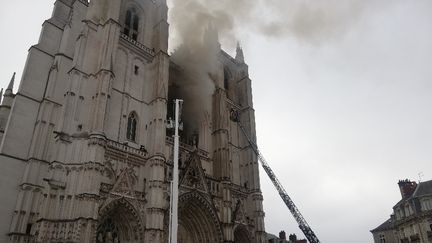 La cathédrale de Nantes touchée par un incendie, le 18 juillet 2020 (JULIE MUNCH / FRANCE BLEU LOIRE OCEAN / RADIO FRANCE)