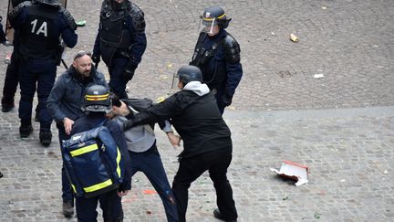 Alexandre Benalla extirpe un manifestant place de la Contrescarpe à Paris le 1er mai 2018. (NAGUIB-MICHEL SIDHOM / AFP)