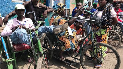 Mais la fermeture en mars 2020 des frontières entre la RDC et le Rwanda, en raison de la pandémie de coronavirus, a eu un grave impact sur ces activités économiques. Cette situation a rendu la vie très difficile à beaucoup de transporteurs handicapés congolais qui, sans ce travail, ont dû faire face à la précarité et la misère. Certains se sont retrouvés sans pouvoir nourrir leur famille, d’autres à ne plus payer leurs loyers, constate CongoForum.&nbsp; &nbsp;&nbsp; (DJAFFAR AL-KATANY / REUTERS)