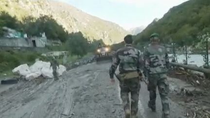 Lundi 5 octobre, une course contre la montre est désormais lancée dans la vallée de la Roya (Alpes-Maritimes) pour rétablir les moyens de communication et venir en aide aux habitants. L'armée est entrée en action et des moyens lourds sont mobilisés. (FRANCE 2)