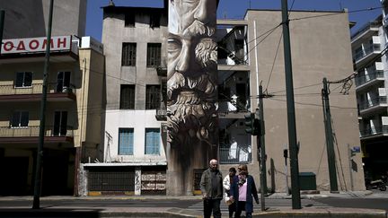 Cette peinture du street-artist grec iNO repr&eacute;sente le gouverneur ath&egrave;nien antique Solon. Son nom : "le syst&egrave;me de la fraude". A Ath&egrave;nes, le 13 avril.&nbsp; ( ALKIS KONSTANTINIDIS / REUTERS)