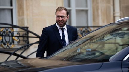 Le ministre de l'Economie, Antoine Armand, dans la cour de l'Elysée, le 31 octobre 2024. (TELMO PINTO / NURPHOTO / AFP)