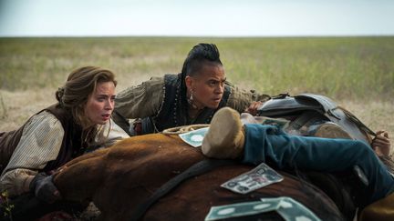 Un Indien et une Britannique font alliance dans l'Ouest sauvage, Emily Blunt et Chaske Spencer. (ALL3MEDIA INTERNATIONAL)