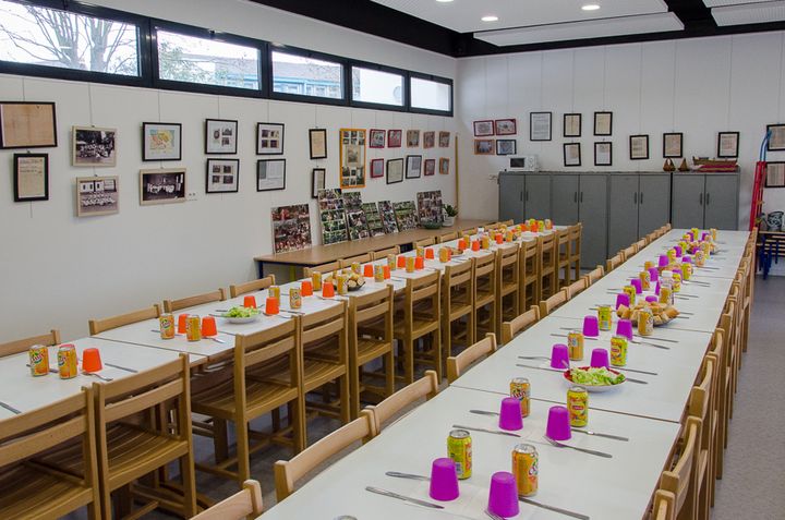 Le lieu de m&eacute;moire du g&eacute;nocide arm&eacute;nien install&eacute; dans la cantine de l'&eacute;cole maternelle&nbsp;Tebrotzass&egrave;re, le 3 avril 2015. (THOMAS BAÏETTO / FRANCETV INFO)