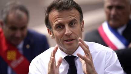 Le président de la République, Emmanuel Macron, en visite dans un collège de Ganges (Hérault), le 20 avril 2023. (DANIEL COLE / POOL VIA AFP)