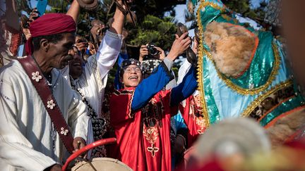 "Il y a un avant et un après festival d'Essaouira" pour les musiciens gnaoua, explique à Atlas info André Azoulay, conseiller du roi Mohammed VI et président d'une association culturelle. Cette manifestation a permis aux Gnaouas, une "communauté longtemps marginalisée", et aux artistes longtemps considérés comme de simples troubadours de retrouver fierté et dignité. Autrefois cantonnée aux "lilas", nom donné à des veillées de transe aux rituels ésotériques réservés aux initiés, la culture gnaoua trouve désormais un écho dans le monde entier.&nbsp; &nbsp; (FADEL SENNA / AFP)