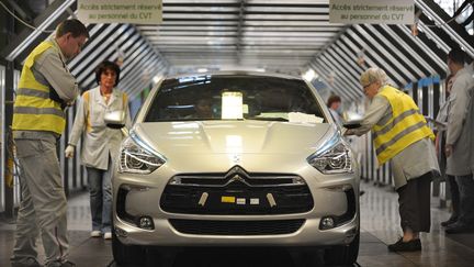 Des employ&eacute;s de l'usine PSA de Sochaux travaillent sur une Citro&euml;n DS5, le 20 avril 2011. (SEBASTIEN BOZON / AFP)