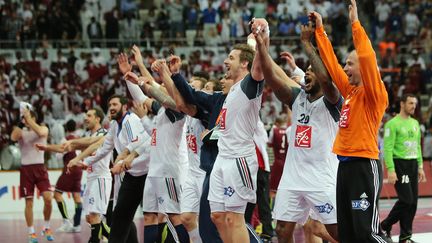 Les Bleus c&eacute;l&egrave;brent leur victoire au Mondial de handball contre le Qatar, &agrave; Doha, dimanche 31 f&eacute;vrier 2015.&nbsp; (KARIM JAAFAR / AL-WATAN DOHA / AFP)