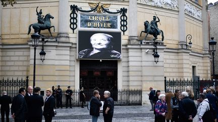 Mercredi 29 août 2018 devant le Cirque d'Hiver à Paris, pour l'adieu à Rosa Bouglione.
 (Stéphane de Sakutin / AFP)