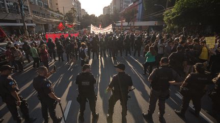 Les manifestants protestant contre le coût des Jeux olympiques se retrouvent face à la police, à Rio de Janeiro (Brésil), le 5 août 2016. (DARIO OLIVEIRA / ANADOLU AGENCY / AFP)