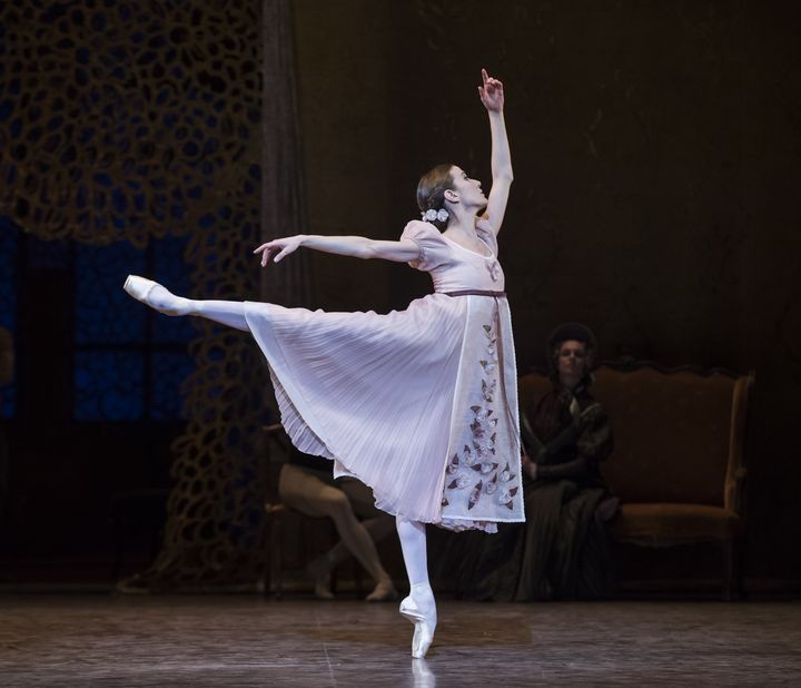 Ludmila Pagliero, danseuse étoile de l'Opéra de Paris, dans le ballet "Onéguine" de John Cranko, en 2018. (JULIEN BENHAMOU / ONP)